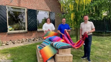 Martin van der Wel overhandigt namens SR Vloeren therapeutische hangmatten
