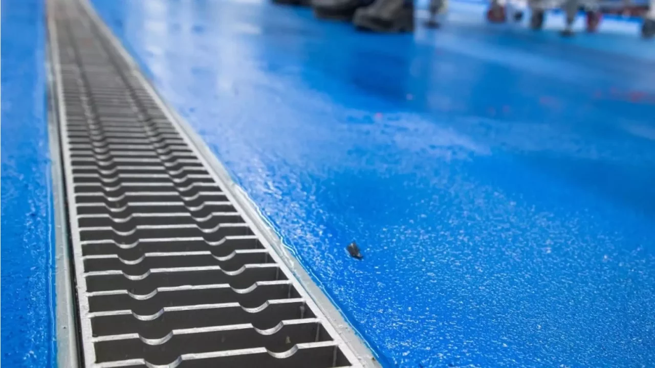 Ucrete vloer met RVS afwatering