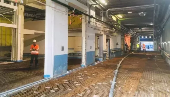Aanbrengen vezelversterkte dekvloer als onderdeel van de vloerrenovatie