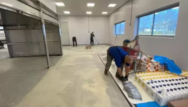 Voorbereiding hittebestendige bakkerijvloer